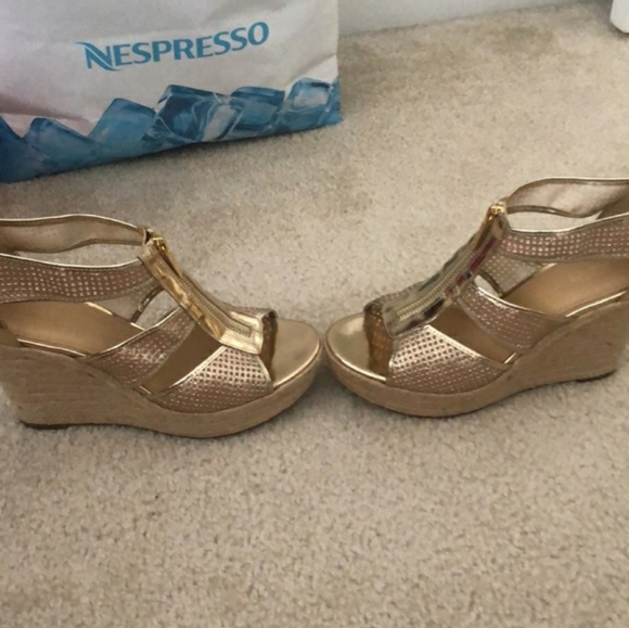 NWOT Michael Kors Beautiful Zipper Golden Wedge Shoes! - Picture 6 of 8